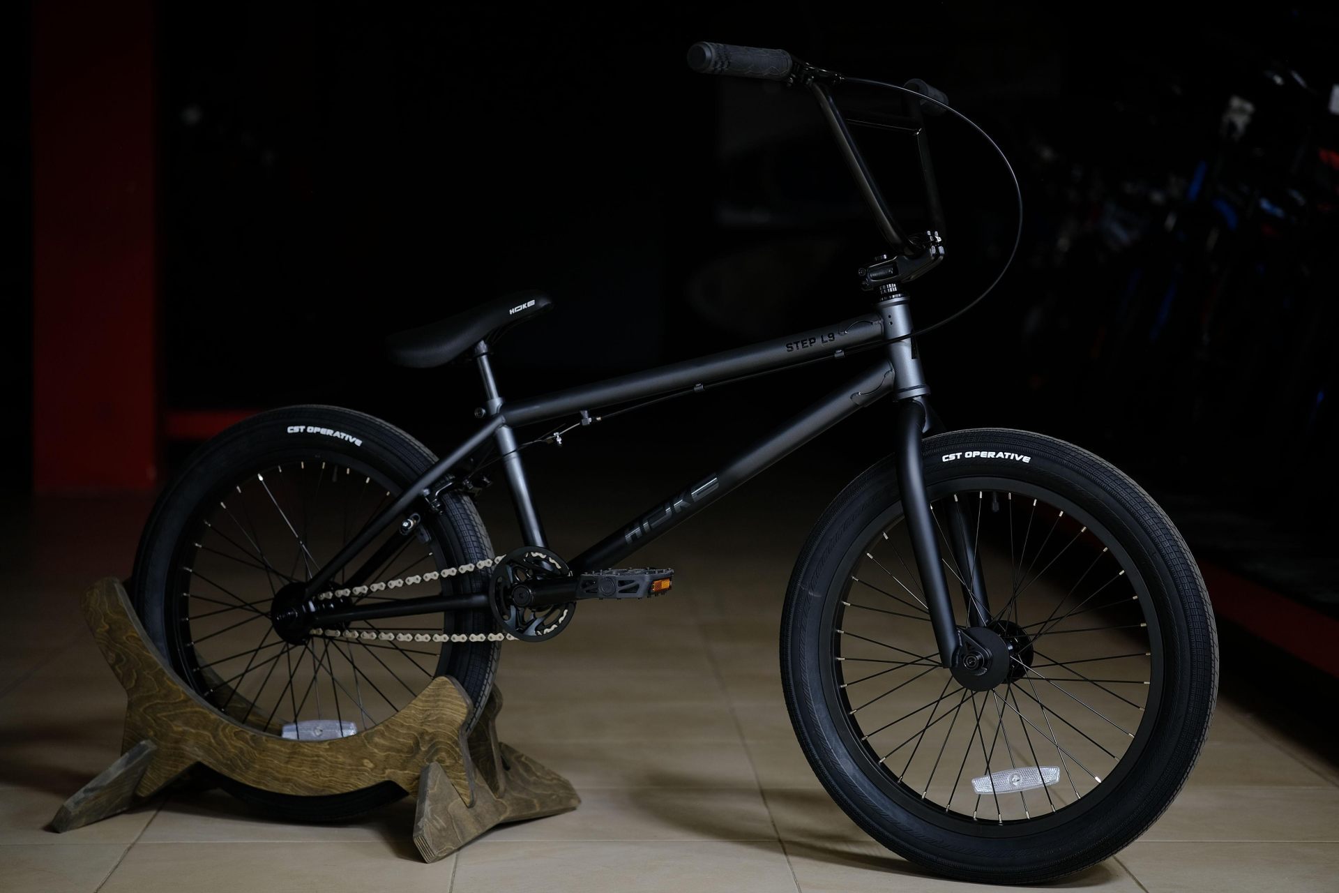Велосипед HOKE BMX Step L9 матовый серебристый-чёрный Стальная рама, Тормоза U-Brake задний  V-Brake передний, втулки на промподшипниках