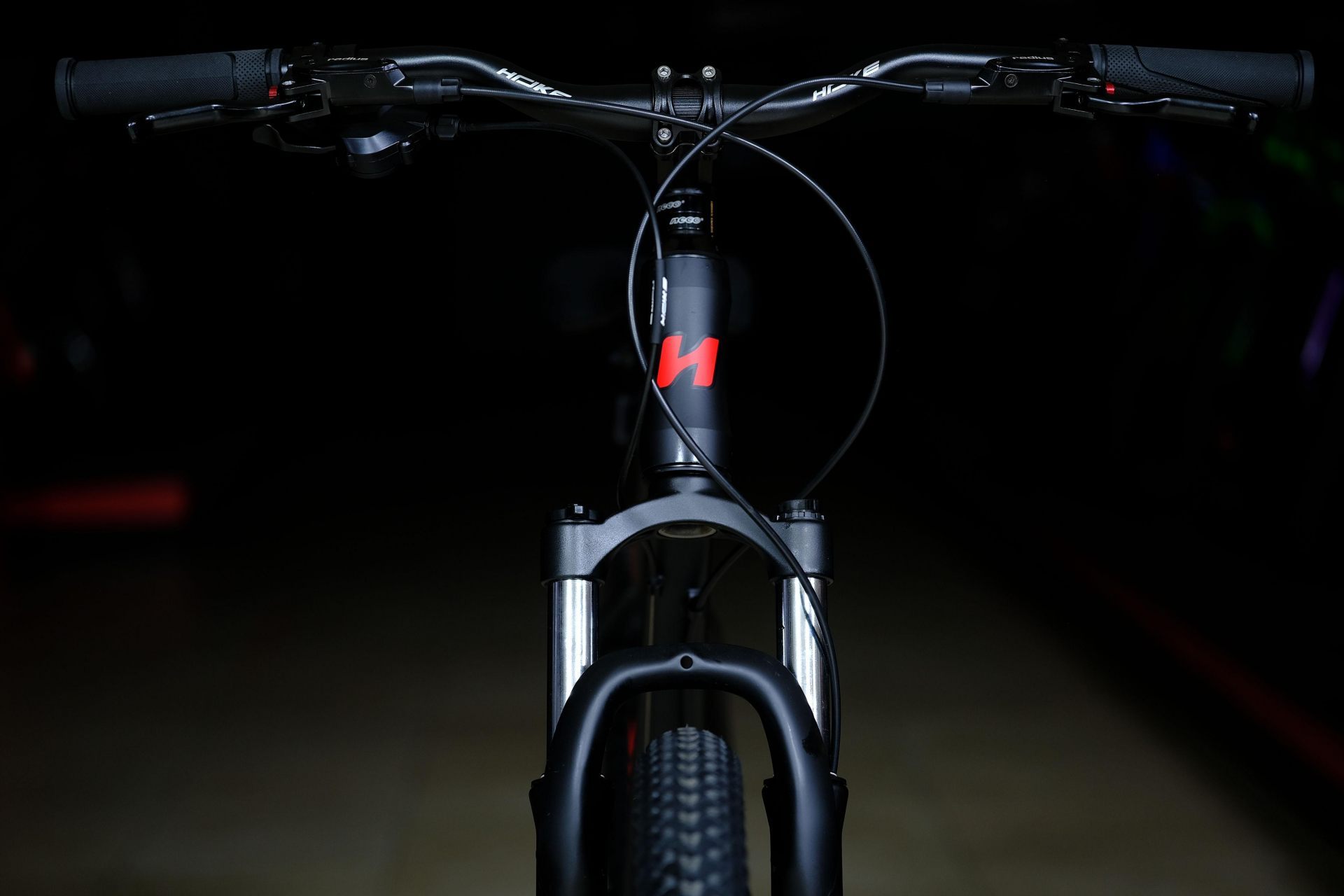 Вилка амортизационная пружинно-эластомерная 100 mm алюминиевой короной с функцией регулировки и блокировки хода (механическая блокировка MLO)
 HOKE 2 Way 27,5 HD 19